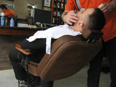 Dzonijva berbernica / brijanje