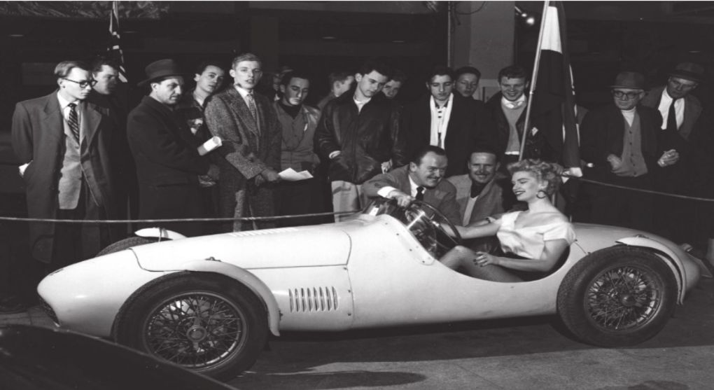 lakes rejmond pokazuje svoj auto 1954