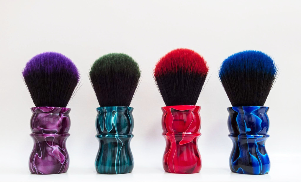 Tuxedo čvorovi raznih boja u Leo Frilot četkama